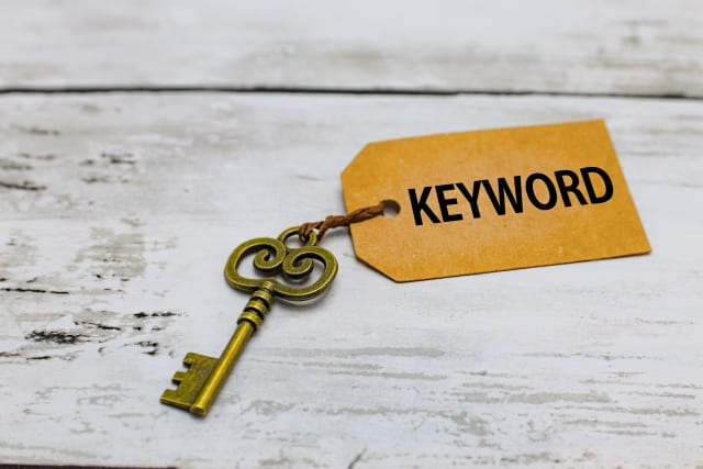 鍵に「keyword」と書かれた札がつけられている。